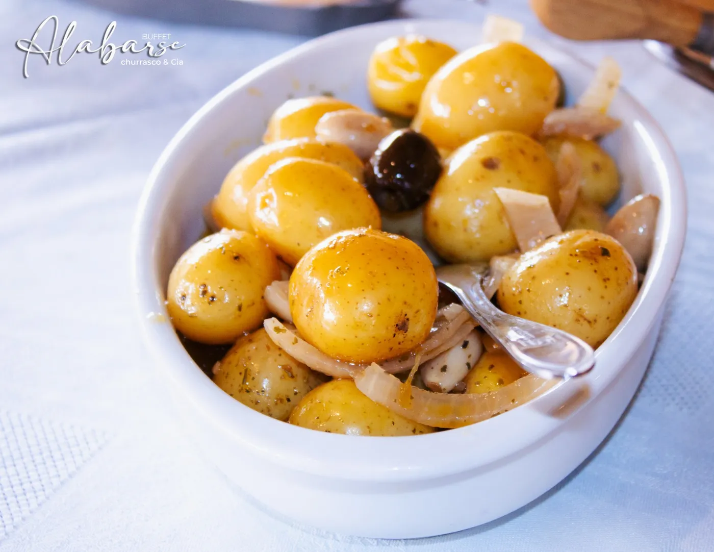 Batatas e acompanhamentos preparados para evento